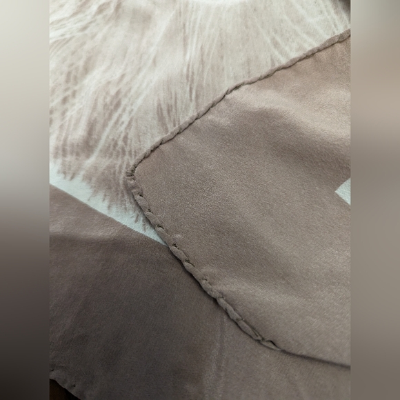 Siwbo scarf with lions head. Natural colours. Has a hand stitched rolled hem. - Picture 4 of 9